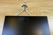解决显示器粘在桌面上的问题（快速简便的解决方法）