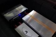 后尾箱两侧的低音炮是什么品牌？性能如何？