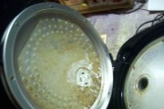电饭煲锅盖修理方法（教你快速修复电饭煲锅盖的损坏问题）