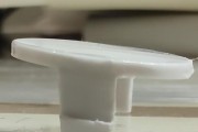 冰箱盖变形修补技巧（快速修复变形的冰箱盖）