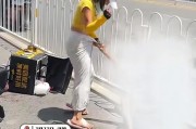 太恶劣！女骑手撞伤老人后想跑，被路人拦住后还动手打人
