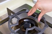 燃气灶锅底黑的处理方法（轻松清洁）
