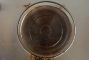 高效清洁油烟机内油垢的妙招（简单易行的方法让您的油烟机焕然一新）