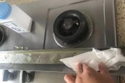 现代油烟机的油渍清洗方法（让你的油烟机焕然一新）