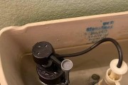 马桶一直流水的原因及修理方法（解决马桶持续流水问题的实用技巧）