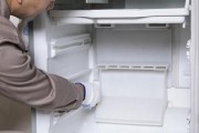 如何正确除冰冰箱（简单方法和技巧助你轻松完成）