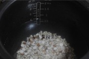 解决糙米电饭煲煮不熟的问题（如何调整煮饭时间和水量）