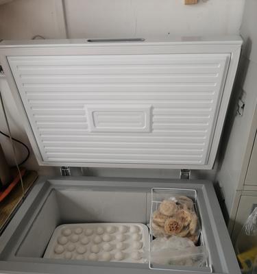 如何辨别美菱冰柜的真假（掌握辨别方法）