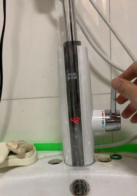 突然发黄的热水器水该如何处理（应对热水器水变黄）