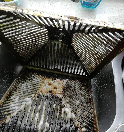 如何正确清洗油烟机内部，延长使用寿命（从清洗技巧到细节注意）