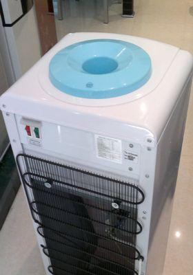 饮水机导电原因解析（揭秘饮水机导电的来源与解决方案）