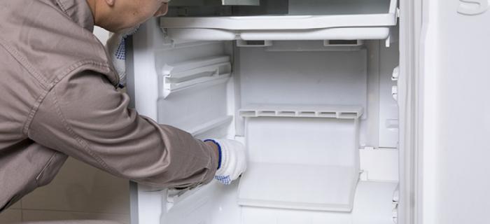 如何正确除冰冰箱（简单方法和技巧助你轻松完成）