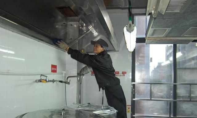如何省钱清洗大型油烟机（省钱又环保）