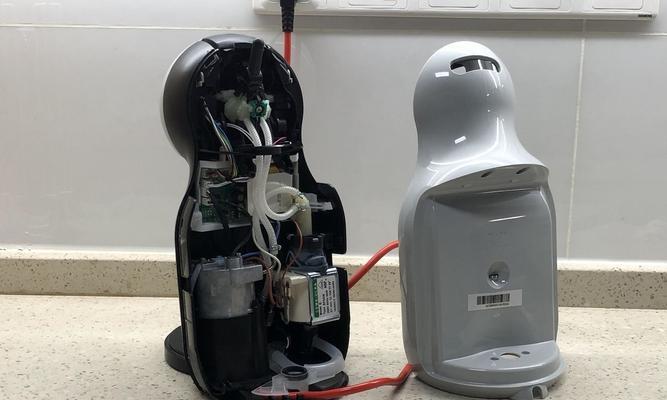咖啡机冒水漏气问题的修理指南（解决家用咖啡机冒水漏气问题的实用技巧）