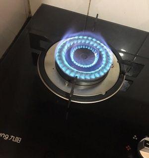 燃气灶老中途自动关怎么办（如何处理燃气灶自动关机问题）