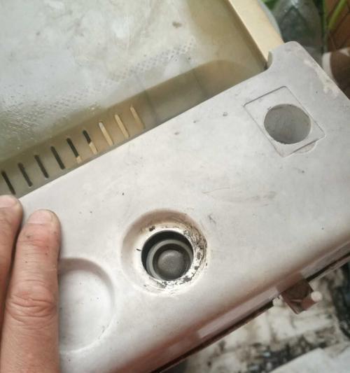 洗衣机接口脱落原因分析（深入探究洗衣机接口脱落的问题及解决方法）