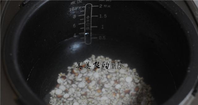 解决糙米电饭煲煮不熟的问题（如何调整煮饭时间和水量）
