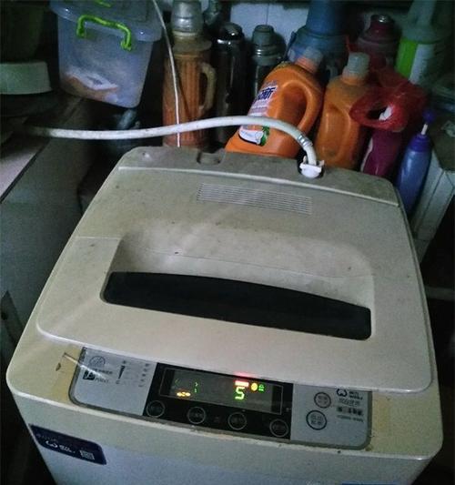 如何使用自动洗衣机清洗垃圾袋（简便高效的清洗方法）