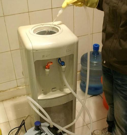饮水机水桶吸扁了怎么办（解决饮水机水桶吸扁问题的实用方法）