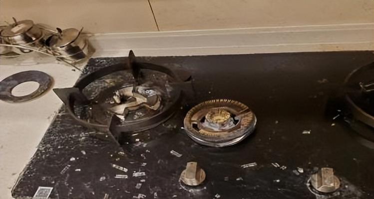 玻璃燃气灶的拆解维修指南（简易操作步骤让您轻松修复燃气灶问题）