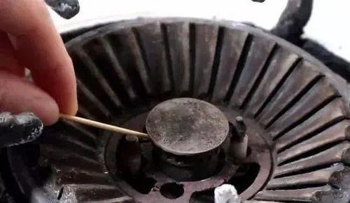 燃气灶孔生锈的处理方法（轻松清除燃气灶孔上的顽固锈迹）