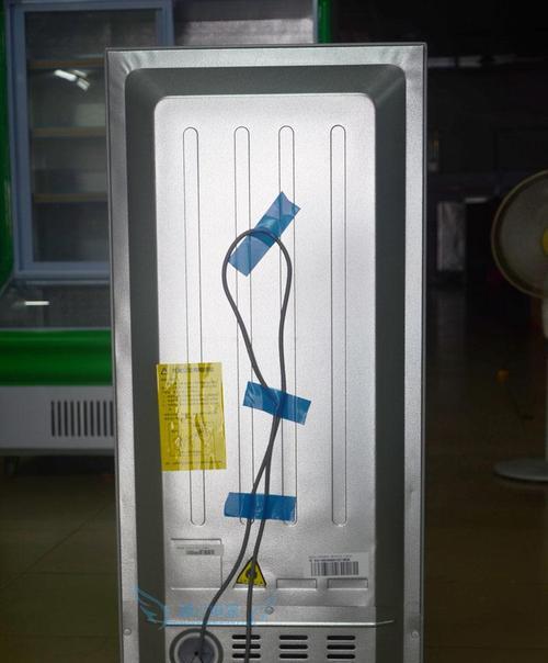 长方形冰箱的清洗方法（轻松学会冰箱清洗技巧）