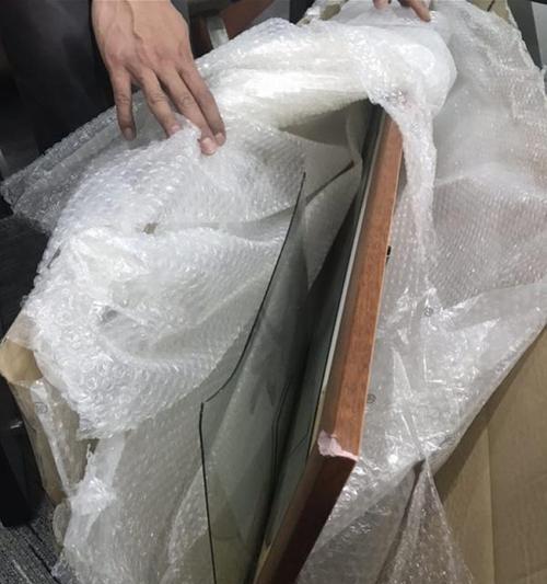 冰箱下面玻璃破了怎么修（教你轻松应对冰箱下玻璃破裂的问题）
