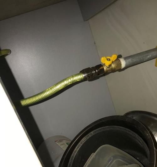 燃气灶燃气管的更换方法（简单易行的燃气管更换步骤）