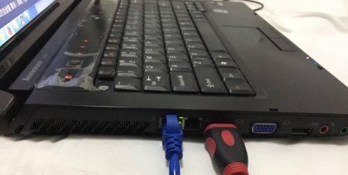 显示器上下出现线条是什么原因？如何解决？