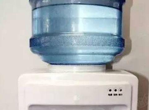 饮水机桶里的水怎么处理？更换周期和清洁方法是什么？