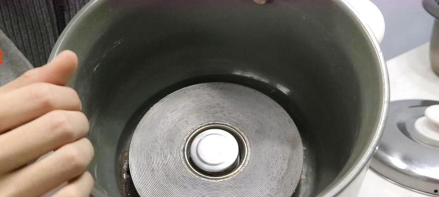 电饭煲锅底出现黑点是什么原因？如何清理和预防？