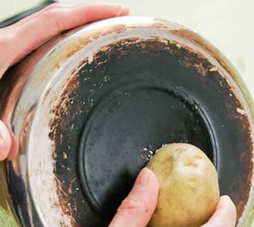 电饭煲锅底出现黑点是什么原因？如何清理和预防？