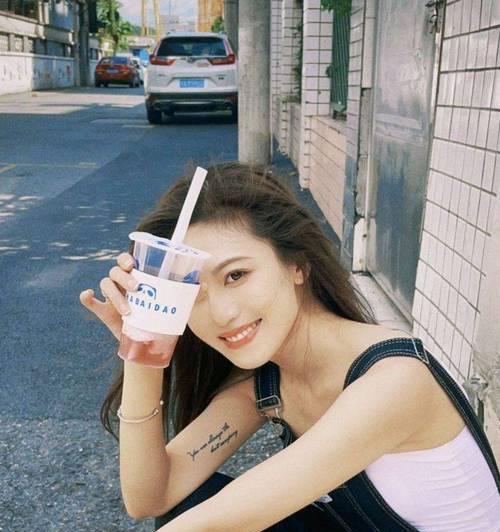 手机代拍照片姿势图片怎么弄？如何摆出自然又上镜的姿势？