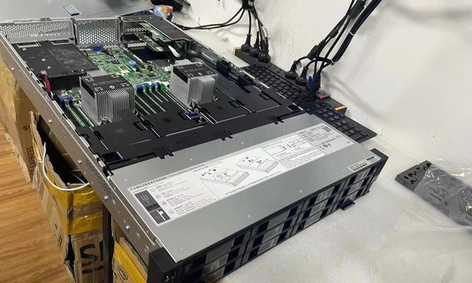 r620服务器采用的主板类型是什么？