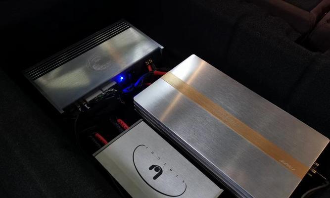 后尾箱两侧的低音炮是什么品牌？性能如何？