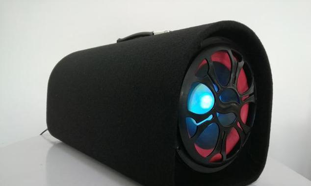 后尾箱两侧的低音炮是什么品牌？性能如何？