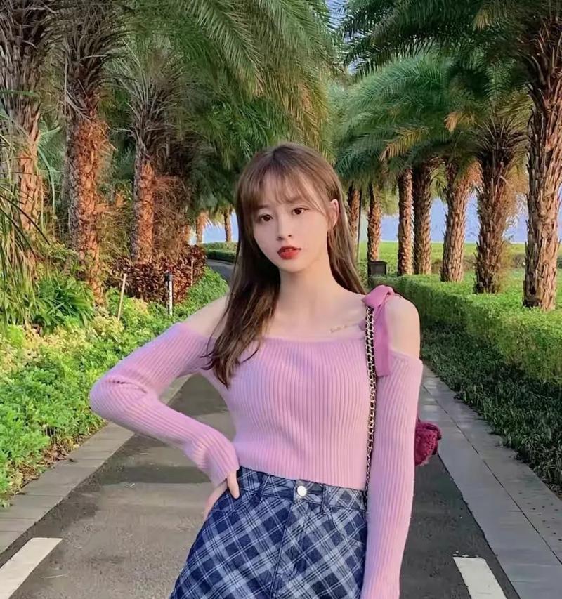 深蓝底色手机壳如何搭配衣物？搭配时应注意哪些事项？