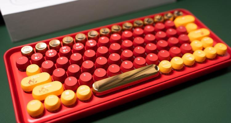 键盘上的红色和黄色键有什么特殊功能？在使用中应注意什么？